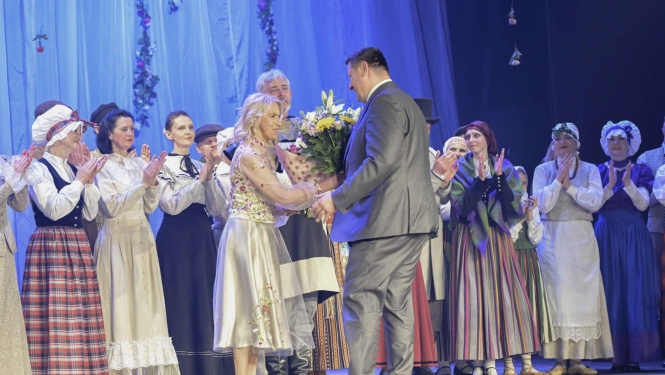 Egils Helmanis pēc koncerta noskatīšanās sveic Ilutu Mistri 55. dzimšanas dienā