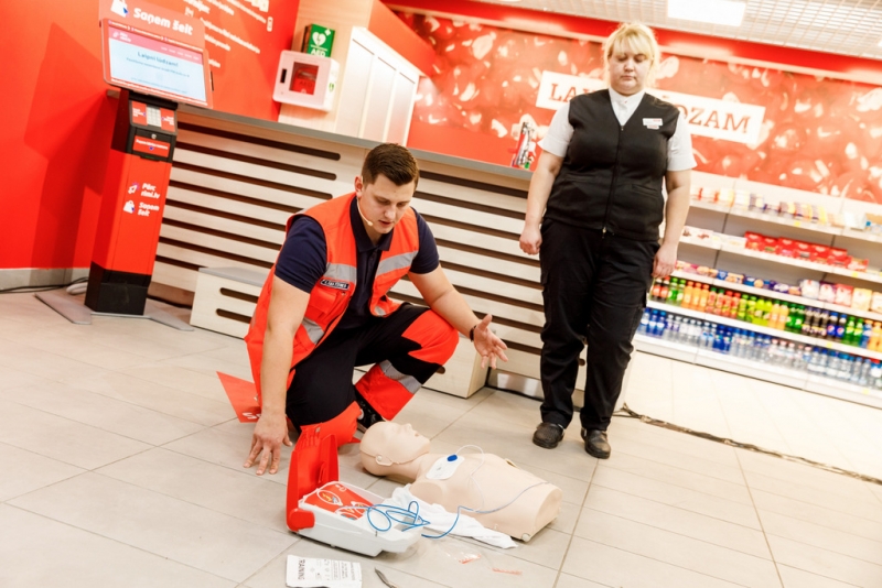 Rimi hipermārketā Ogrē pieejama dzīvības glābšanas ierīce – defibrilators