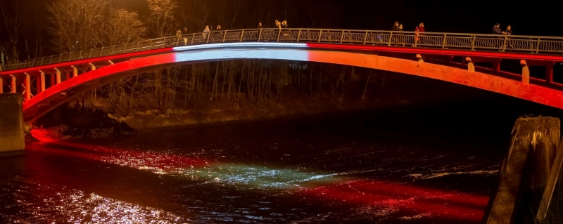 Līkais tilts Latvijas karoga krāsās