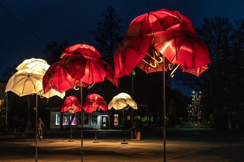 Sarkanu un baltu lietussargu instalācija par godu Valsts svētkiem pilsētā