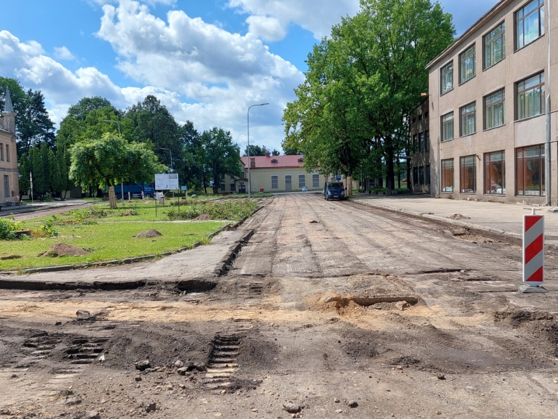 Neatkarības laukuma Ogrē pārbūve, demontēts asfalts 18.07.2024