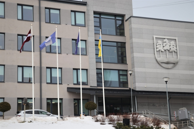 Pie Ogres novada pašvaldības ēkas pacelts Ukrainas karogs