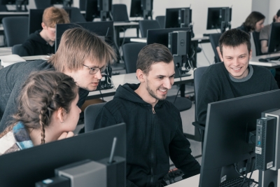 Studenti strādā pie datoriem