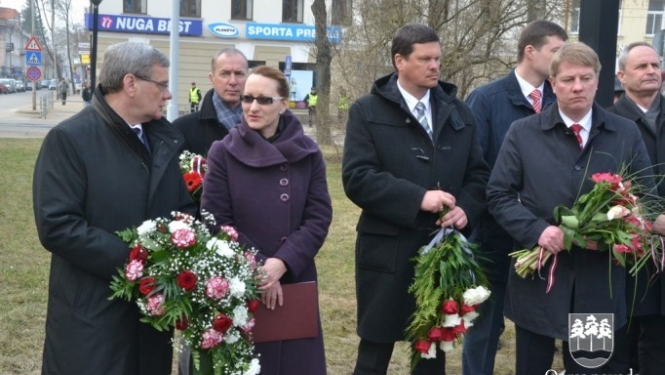 sēdētāja vietnieks godina represēto piemiņu Daugavpilī