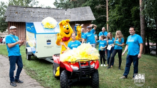 Ogres pilsētas svētkos savāktas pirmās 50 dāvanu kastītes Ukrainas bāreņiem