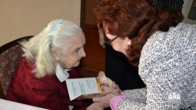 Malvīne Būmerte atzīmē 103 gadu jubileju