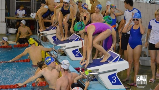 Ogrēniešiem 12 medaļas Jūrmalas peldēšanas čempionātā