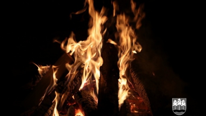 Pie atmiņu ugunskura ogrēnieši atceras Barikāžu laiku