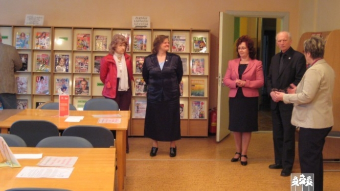 Domes deputāti apmeklē bibliotēku