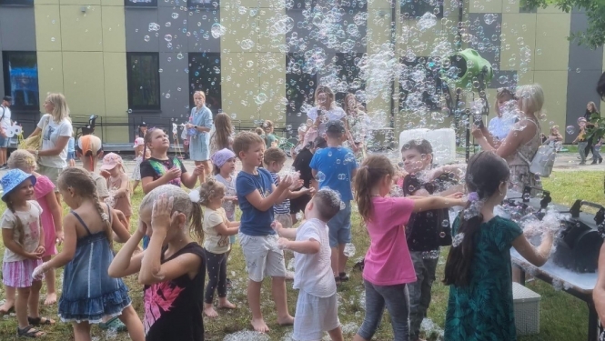 Bērni spēlējas ar ziepju burbuļiem