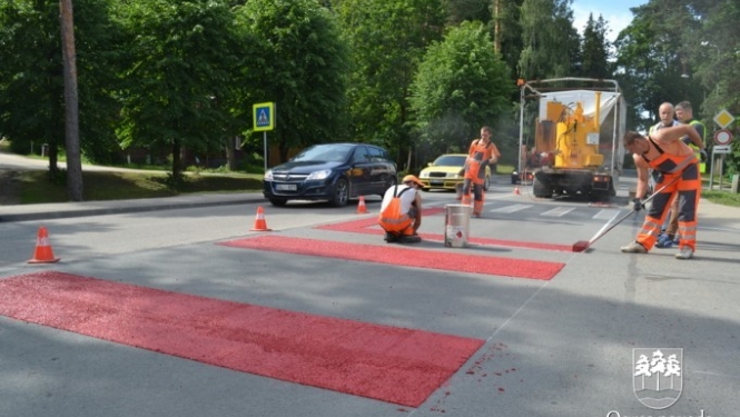 Ogrē tiek īstenots Latvijā pirmais projekts - gājēju pārejas apstrāde ar īpašu materiālu