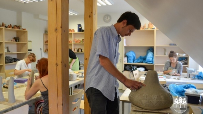 Ogrē turpinās starptautiskais keramikas un grafikas simpozijs