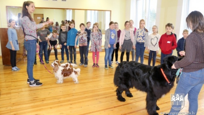 Ogres sākumskolā skolēni mācās, kā pareizi uzvesties kopā ar suni