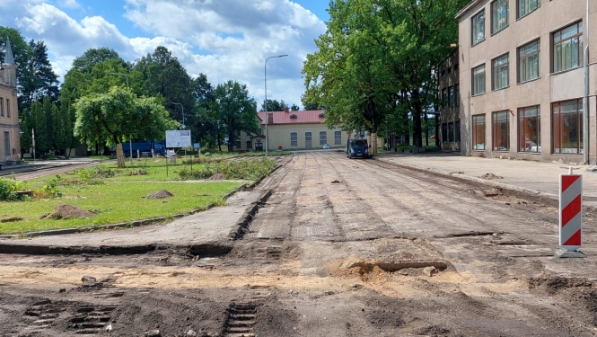 Neatkarības laukuma Ogrē pārbūve, demontēts asfalts 18.07.2024