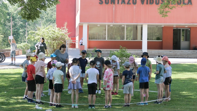 Bērni spēlēs spēles pie Suntažu vidusskolas pasākumā Sadziedāsim Suntažos! 24.05.2024.
