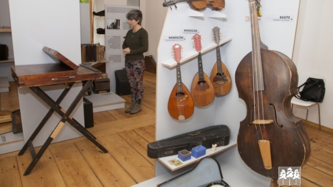 Krapē likti pamati tautas mūzikas instrumentu muzejam