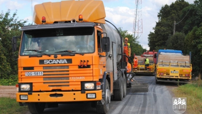 Uzsākta ceļa segumu posmu atjaunošana Ciemupē un Ogresgalā