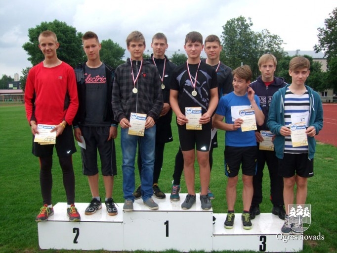 Jaunie vieglatlēti gatavojas Latvijas čempionātam