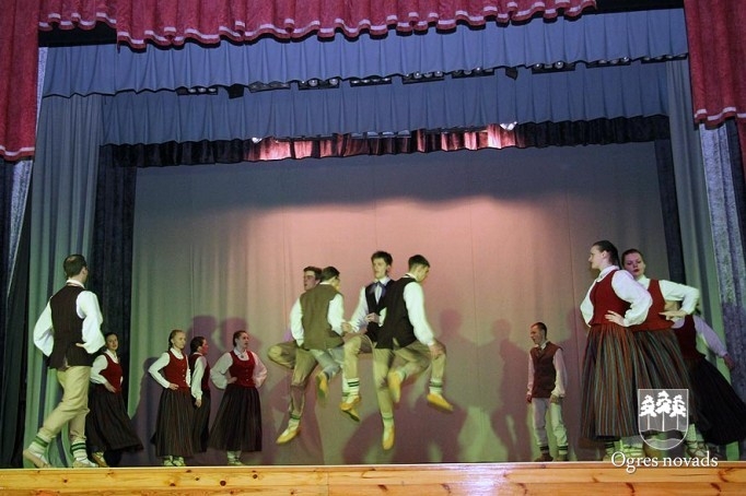 Junioru deju kolektīvu sadancis „Lecam pa vecam, lecam pa jaunam”