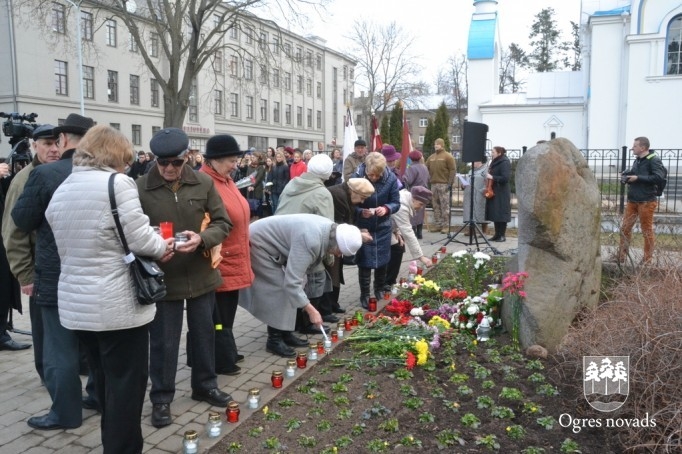 sēdētāja vietnieks godina represēto piemiņu Daugavpilī