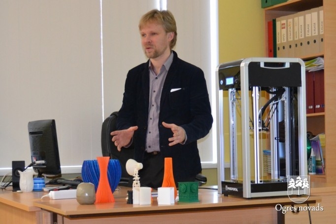 Ogres 1. vidusskolā prezentē 3D printeri
