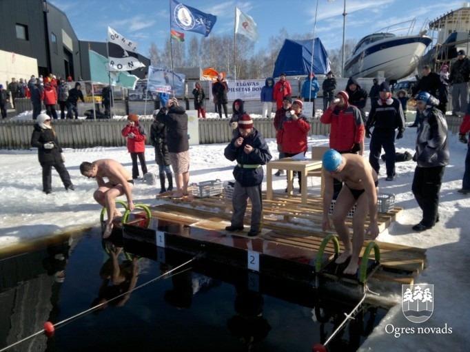 Ogres roņiem sešas medaļas Latvijas čempionātā ziemas peldēšanā