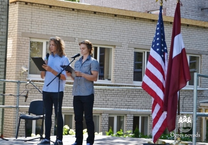 ASV karavīri uzsākuši vidusskolas ēkas jumta renovāciju