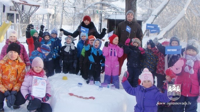 PII "Ābelīte" bērni uzceļ 2.5  m augstu sniega māju