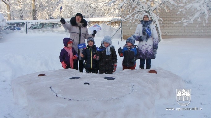 PII "Ābelīte" bērni uzceļ 2.5  m augstu sniega māju