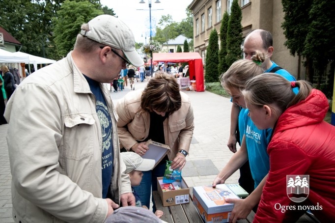 Ogres pilsētas svētkos savāktas pirmās 50 dāvanu kastītes Ukrainas bāreņiem