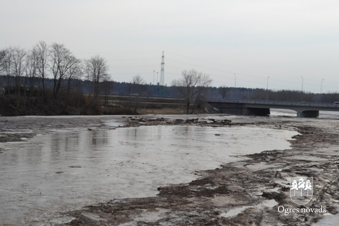 Ledus krāvumu virkne Ogres upē sāk sarukt