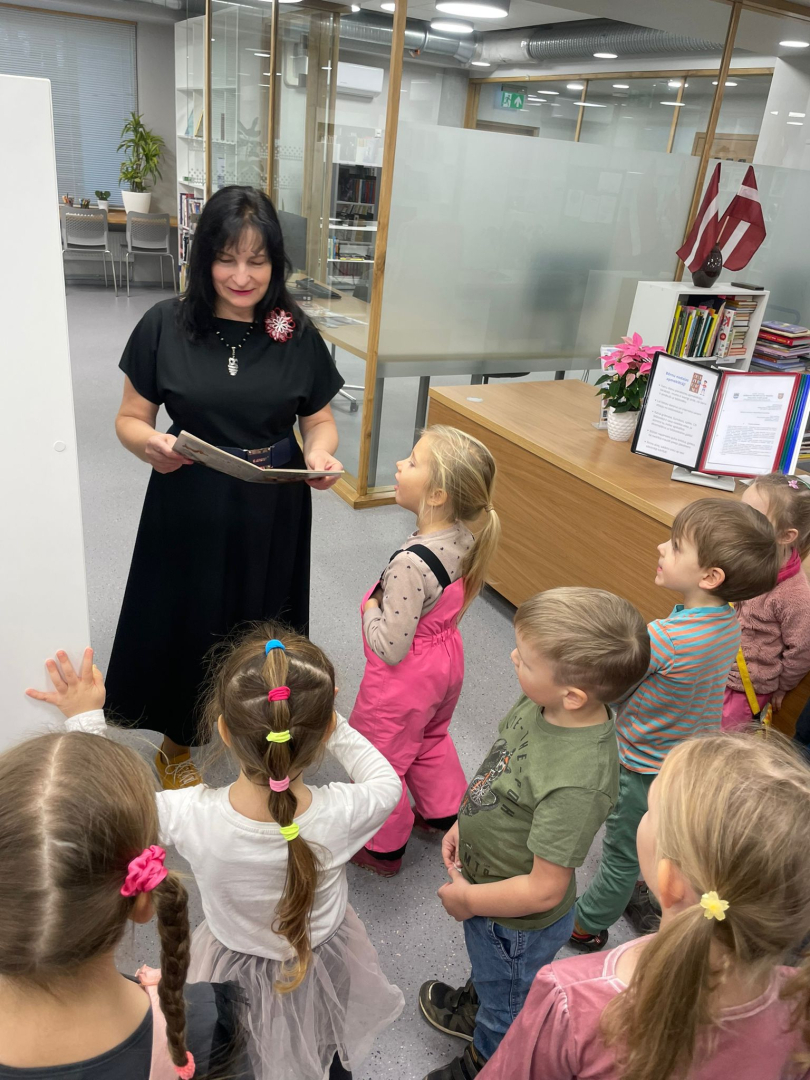 Ikšķiles pilsētas bibliotēka pusgadu pēc pārcelšanās uz jaunajām telpām Skolas ielā 4