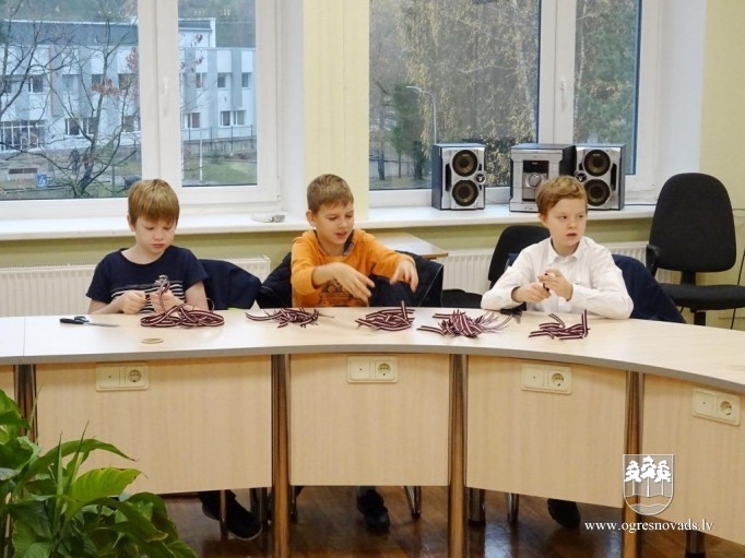 Ogres skolēni palīdz Latvijas karoga lentīšu gatavošanā