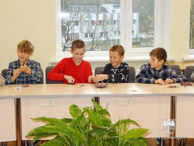 Ogres skolēni palīdz Latvijas karoga lentīšu gatavošanā