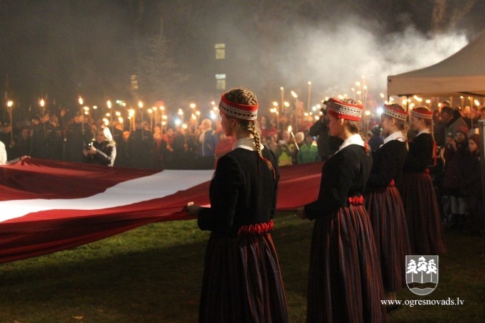 Lāčplēša dienā Ogrē iesvēta monumentālo valsts karogu