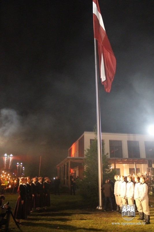 Lāčplēša dienā Ogrē iesvēta monumentālo valsts karogu