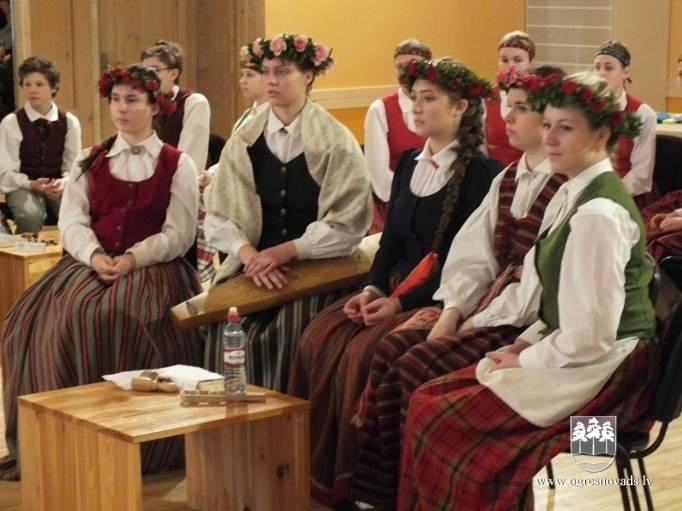 Ogres 1.vidusskolas komandai 1.pakāpe latviešu tautas dziesmu dziedāšanas sacensībās