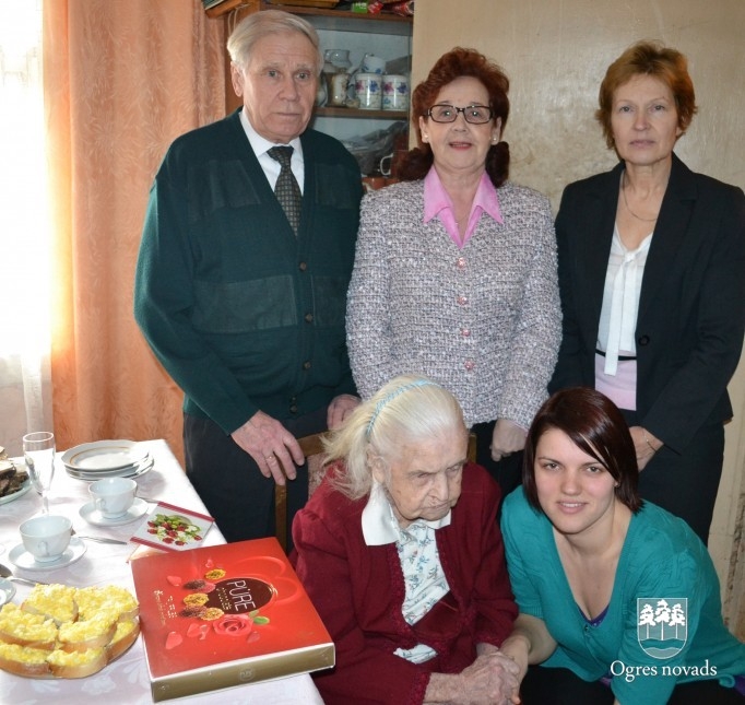 Malvīne Būmerte atzīmē 103 gadu jubileju