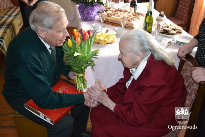 Malvīne Būmerte atzīmē 103 gadu jubileju