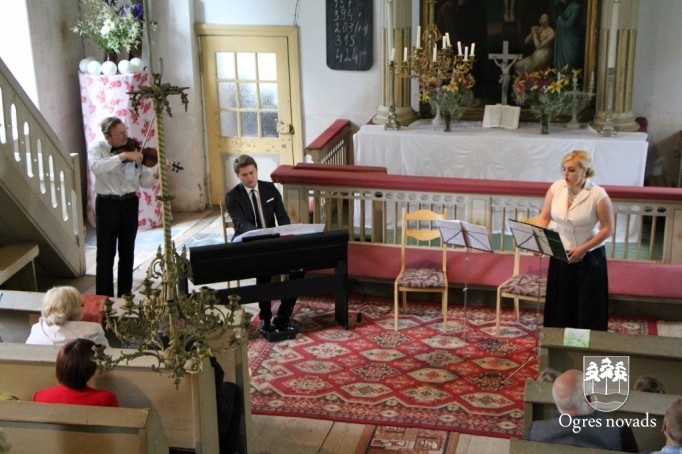 Meņģeles baznīcā izskanējis klasiskās mūzikas koncerts