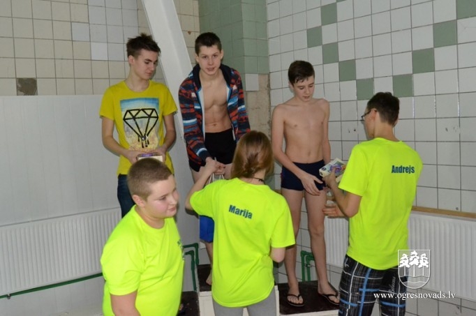Jaunie peldētāji piedalās sacensībās "Neptūns 2016"