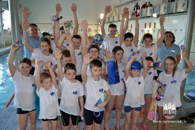 Jaunie peldētāji piedalās sacensībās "Neptūns 2016"
