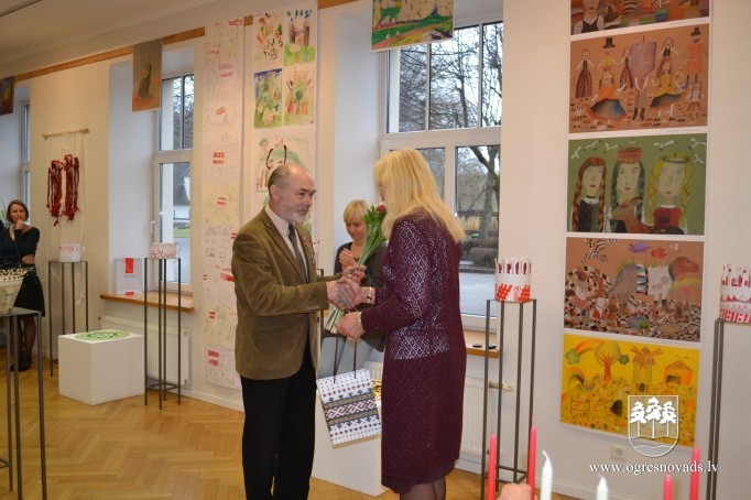 Ogres Mākslas skolā atklāj Latvijai veltītu izstādi