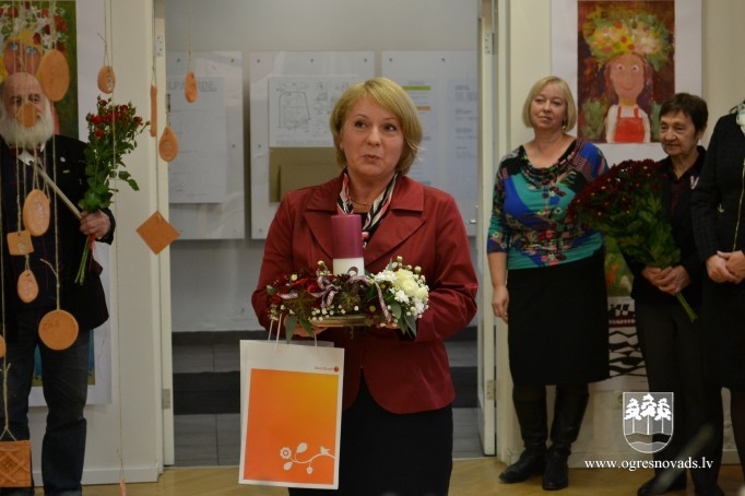 Ogres Mākslas skolā atklāj Latvijai veltītu izstādi