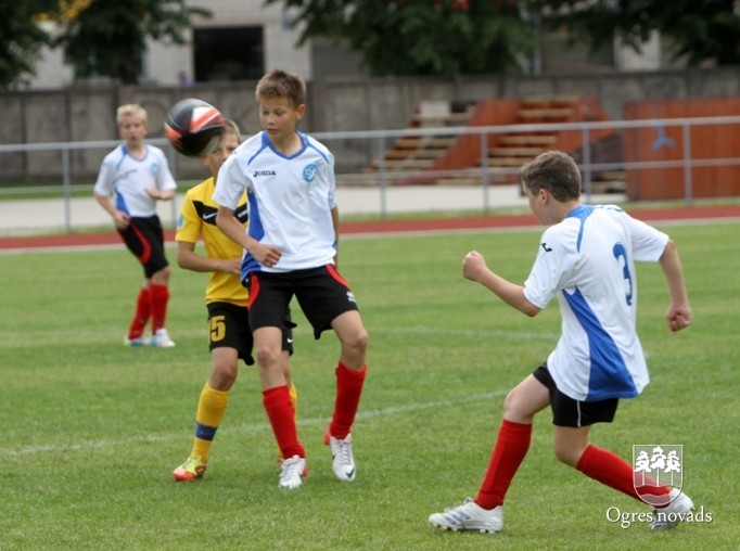 "Ogres SC" jaunie futbolisti piekāpjas Vidzemes izlasei