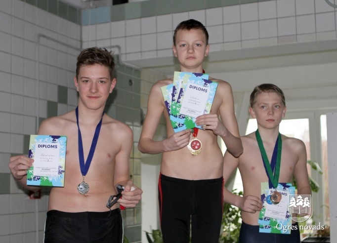 Skolēnu sporta spēļu dalībnieki sacenšas peldēšanā