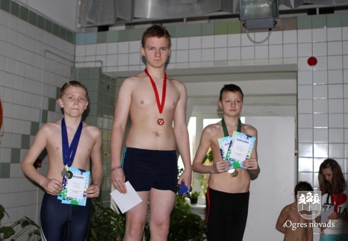 Skolēnu sporta spēļu dalībnieki sacenšas peldēšanā