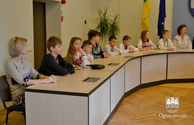 Bērni no Ukrainas tiekas ar Ogres novada pašvaldības vadību