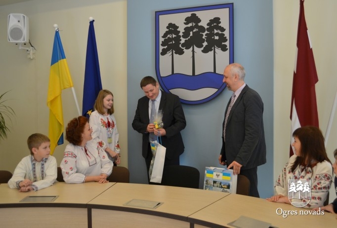 Bērni no Ukrainas tiekas ar Ogres novada pašvaldības vadību
