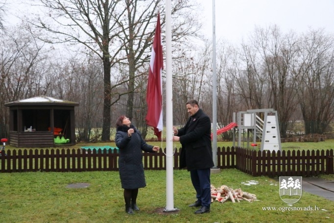 Svētku priekšvakarā atklāj Montesori grupu un mastā paceļ Latvijas karogu